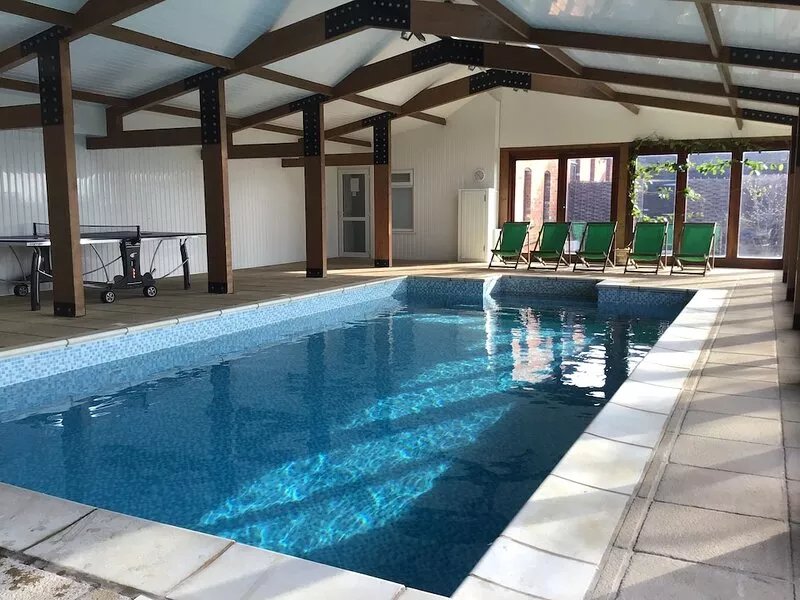 Family Retreat in Kent. All-year pool. Sleeps 12 + 2.  6 bedrooms, 4 bathrooms.