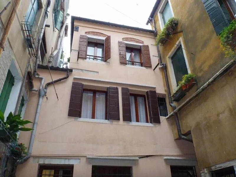 Sunny  Apartment 3 Minutes Walking from St. Mark's Square