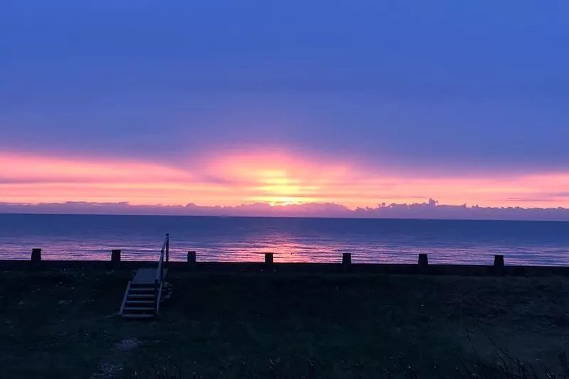 Sea Front Luxury Beach House, Panoramic Views, Direct Beach access, West Sussex