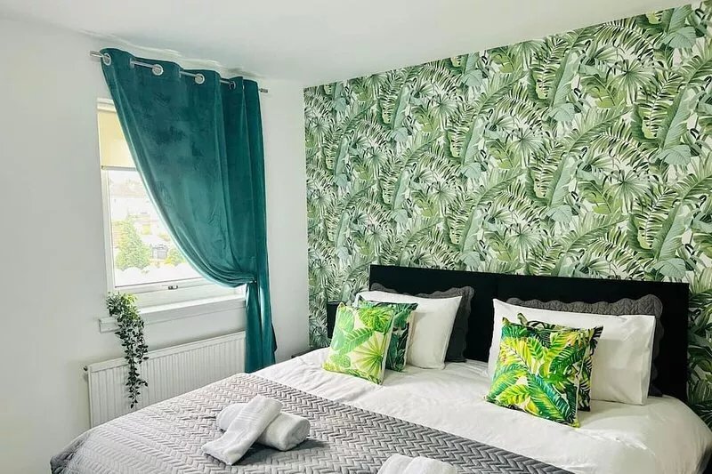 Modern 3 bedroom house with private parking, modern kitchen and easy access