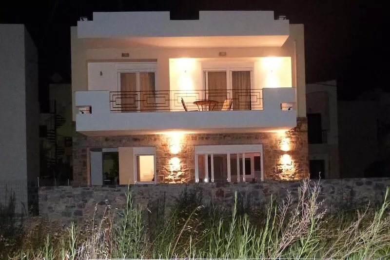Private 2 bedroom villa with small pool in the centre of Elounda