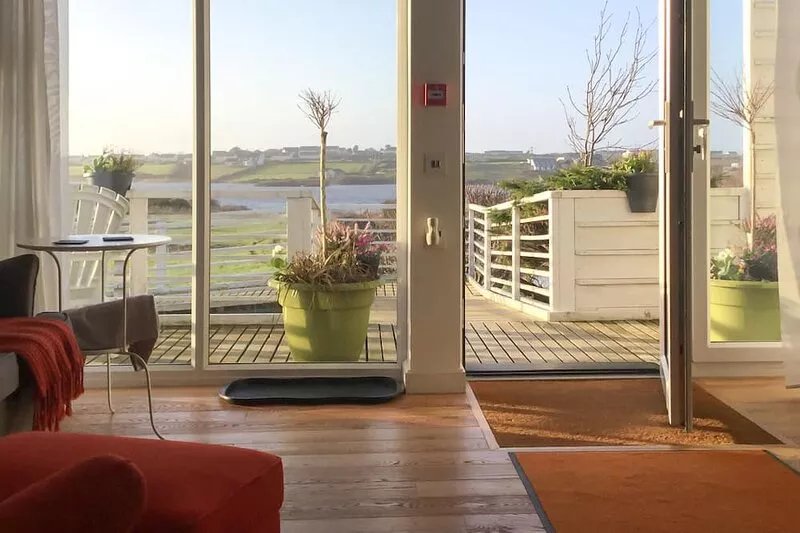 Owain's Lake View: holiday apartment with lake views
