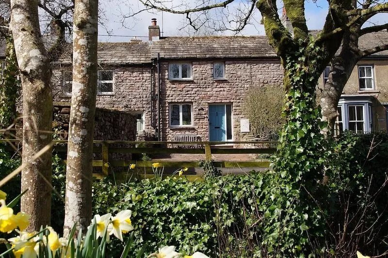 Charming,  cosy cottage. Family and dog friendly.