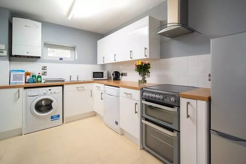 An apartment that sleeps 6 guests  in 3 bedrooms