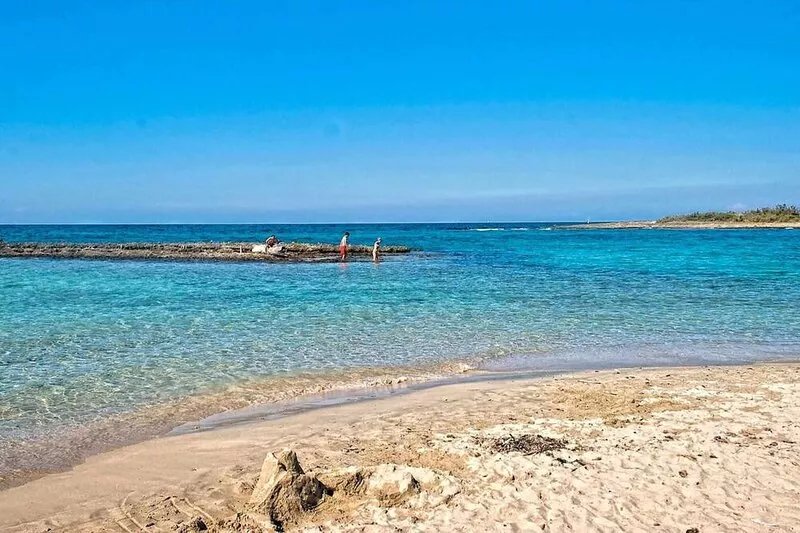 Masseria Ortensia. Garden with swing, hammock, deck chairs. Near the beaches.