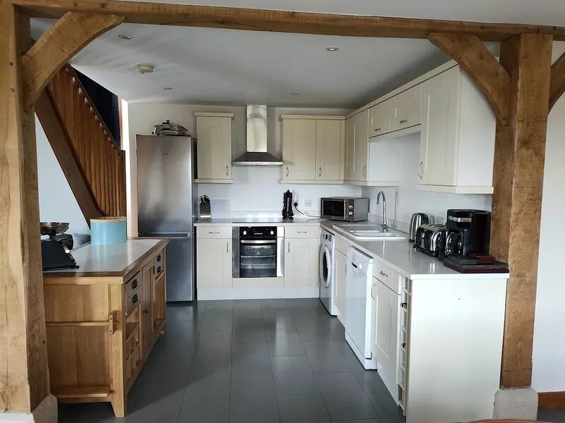 Barley Barn with antique superking bed, jacuzzi bath & walk in shower