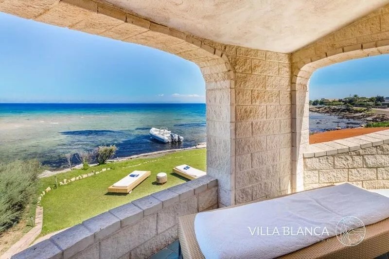 Beautiful independent Villa with swimming pool and outdoor whirlpool