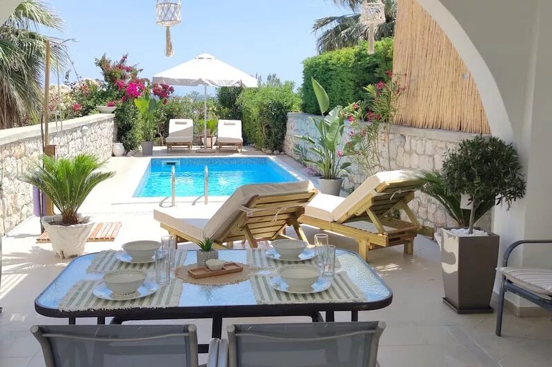 Villa with Private Swimming Pool -Near the Sea