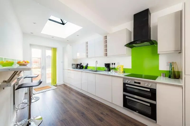 Modern 4 Bed House-Perfect Getaway for Stonehenge!