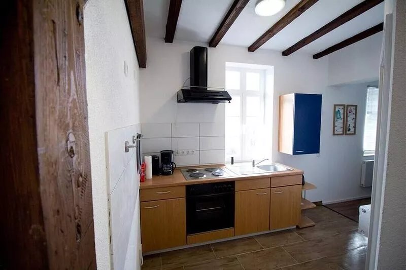 The apartment offers a living/bedroom with a laminate floor, a complete