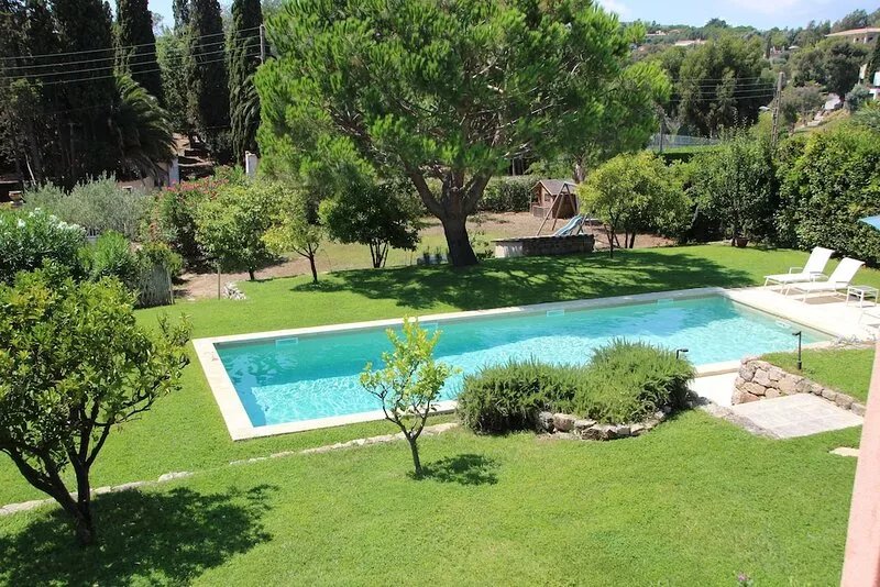 Charming villa with pool and sea view, ideal for family or friends
