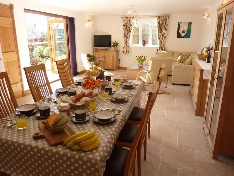 Charming Cotswold Stone Cottage with 3 Large En-Suite Bedrooms and Pretty Garden