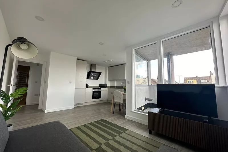 Luxury modern Apt with parking on Leigh Broadway