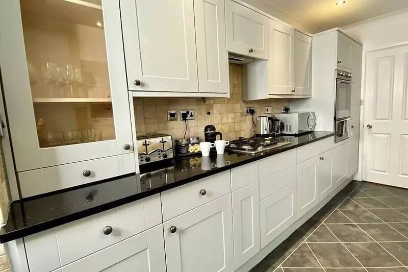 Lovely 3 bedroom house - parking, garden & wifi