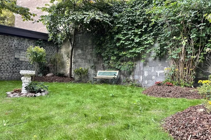 Pristine 1Br Apt in City Center w/ Patio & Parking