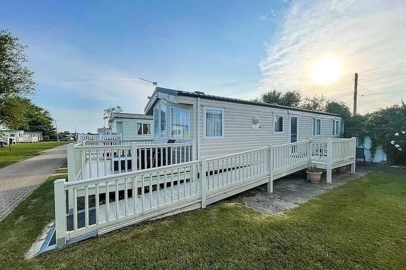 Superb 8 berth caravan for hire at a great holiday park in Norfolk ref 50026M