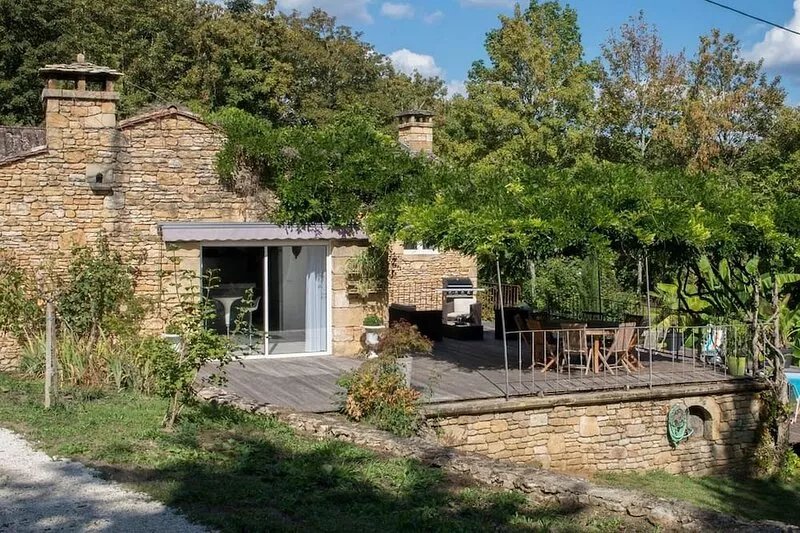 200 m from the medieval town, stone house, swimming pool, view of the cathedral