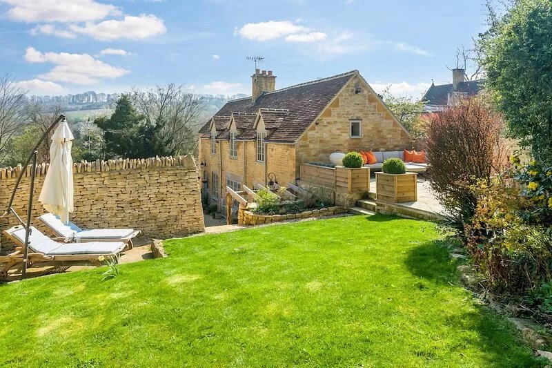 5* Gorgeous Stone Cottage in an Idyllic Picture Postcard Village