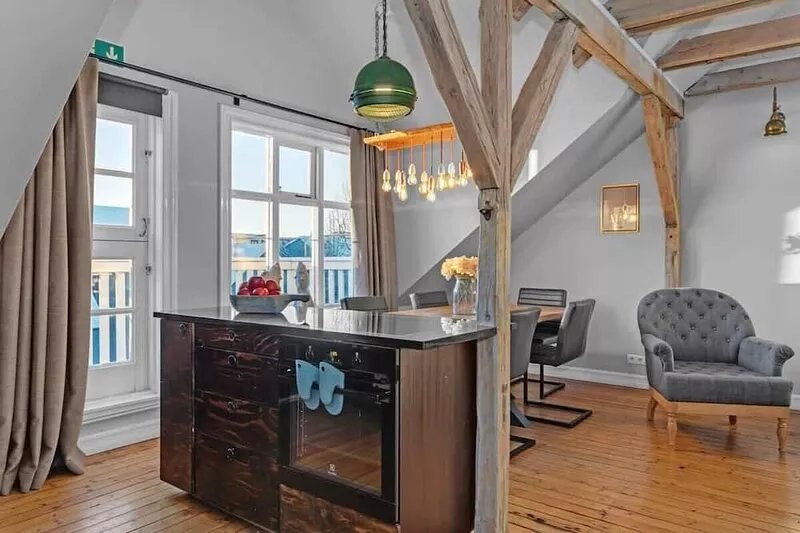 Bright penthouse on the main street