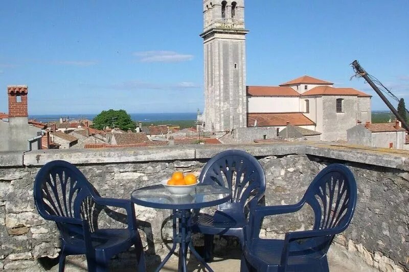 Benussi - a spacious apartment in a medieval house. Free broadband