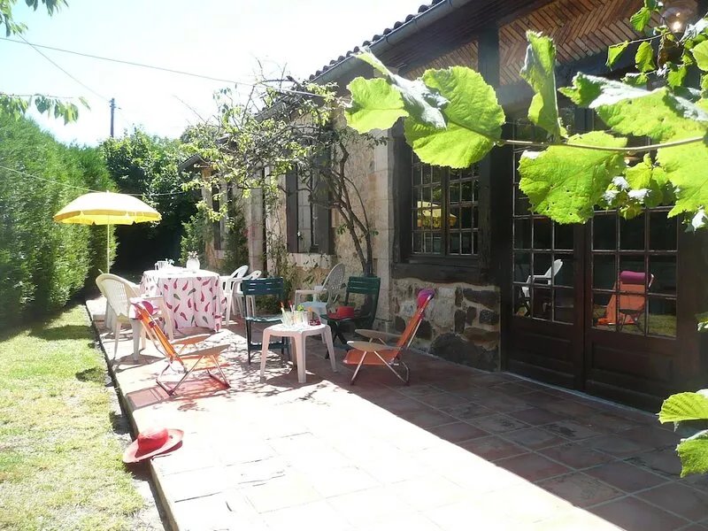 Country house with large pool in the heart of Black Périgord 2-8 people