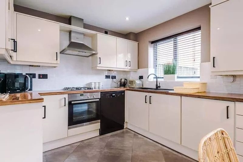Luxury Town House Chester City with Driveway & EV