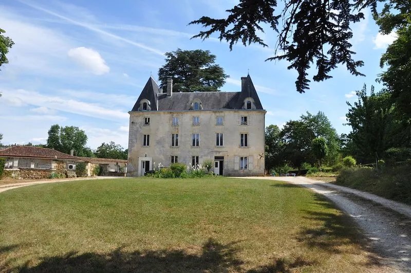 En pleine nature, non loin du village, La ferme de Montbreton vous accueille