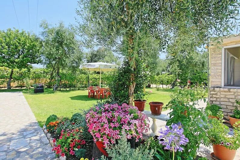 Dalia Apartment: Beautiful gardens, near beach, sleeps 4