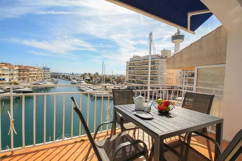 Apartment with stunning views, 2 bedroom in the port of Empuriabrava