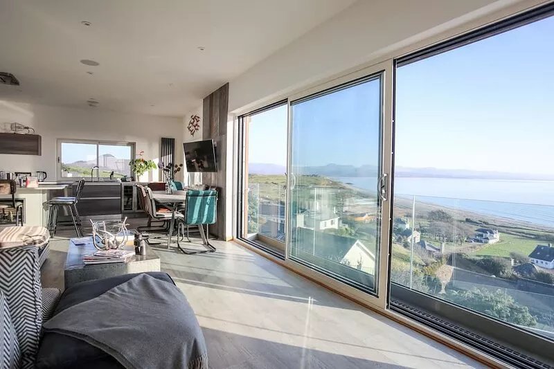 HAFOD Y MOR, pet friendly, luxury holiday cottage in Criccieth