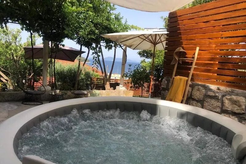 SECRET PARADISE-Holiday home with hot tub and BBQ