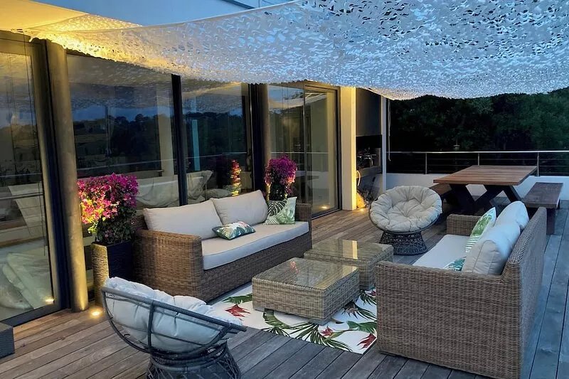 Overlooking the golf course, exceptional villa with views of the Pyrenees and