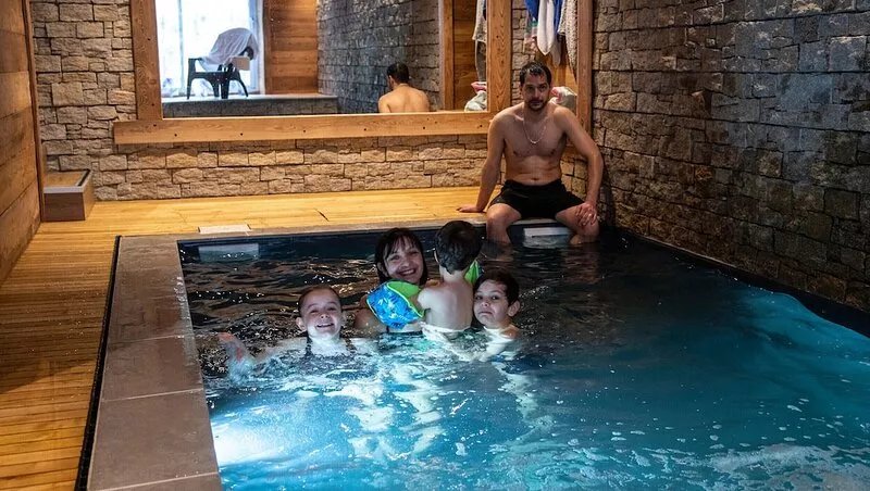 5* gîte with indoor pool, sauna, 20 mins from ski slopes, 300 m from a lake