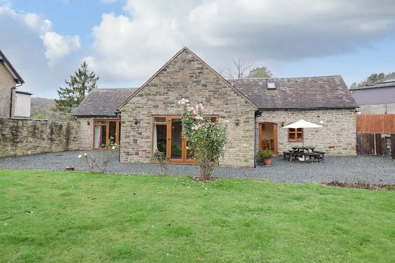THE STABLE, pet friendly, character holiday cottage in Craven Arms