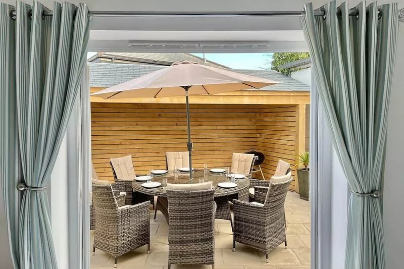 Spacious Open Plan House, 2 Car Spaces, EV charging, Sea Views, Walk To Beaches