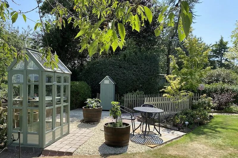 Located in the lovely village of Hanley Swan where you can escape to the country
