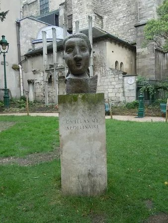 Le buste La Poesie en l'honneur de Guillaume Apollinaire