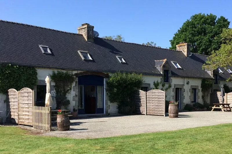 LONGERE WITH COVERED AND HEATED SWIMMING POOL FOR 20 PEOPLE
