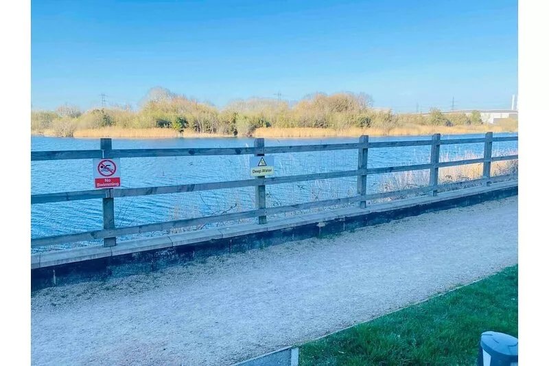 Modern 4-bed house with picturesque lakeside view