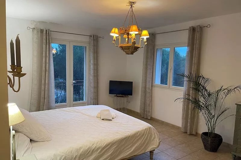Provencal villa of 250 m2 with swimming pool - 8 km from Aix en Provence for 8