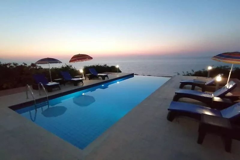 Private villa with HEATED POOL, 3 ensuites,  FREE WiFi & UK TV,  AC in all rooms