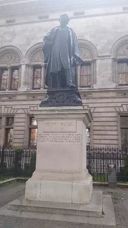 Statue of Henry Irving
