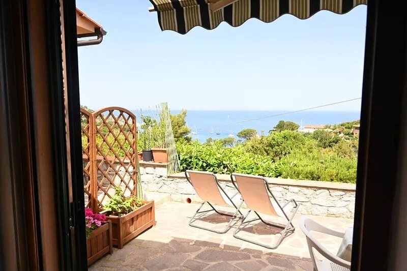 Sant' Andrea Cotoncello: House with garden