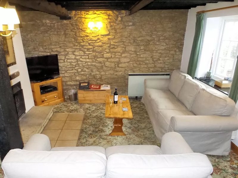 Historic Holiday Cottage in Picturesque Village near Bath. Comfortably sleeps 6