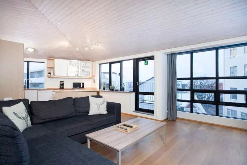 Located in downtown Reykjavik, on the corner of Laugavegur and Skólavörðustígur.