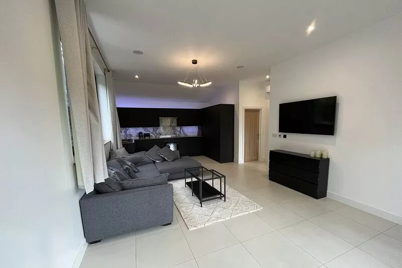Modern Bungalow, private gated entrance and garden.