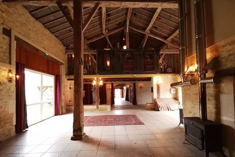 A castle/family house with charm and comfort in a large park