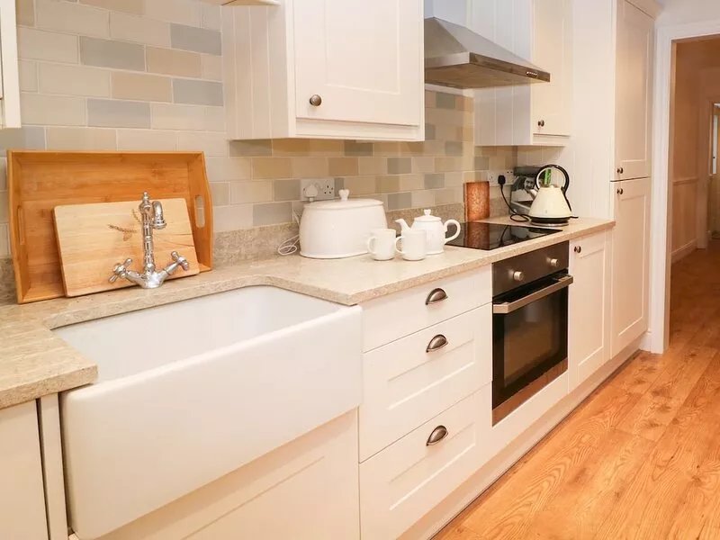 NEWDEN COTTAGE, pet friendly, character holiday cottage in Whitstable