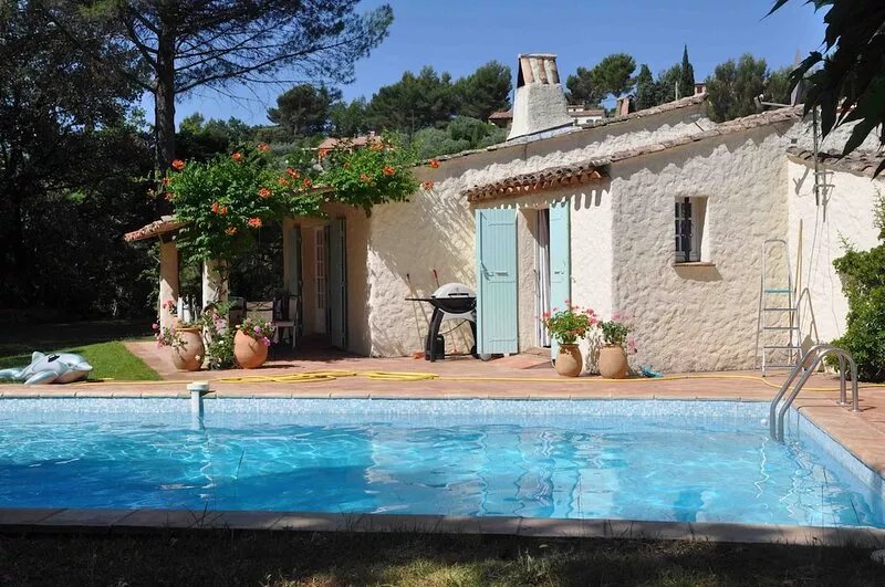 Villa with private pool in peaceful setting near the centre of Flayosc