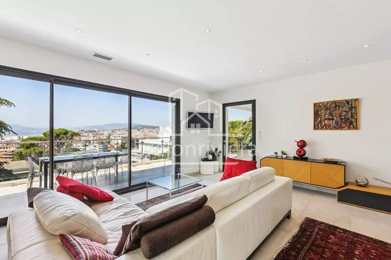 House with swimming pool and sea view in Cannes Californie.